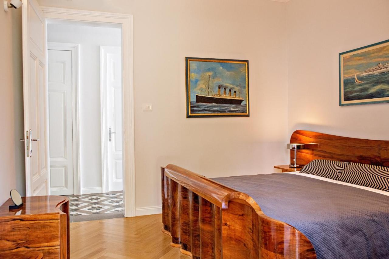 Deluxe Beachfront Apartment Klara, Laurana Esterno foto