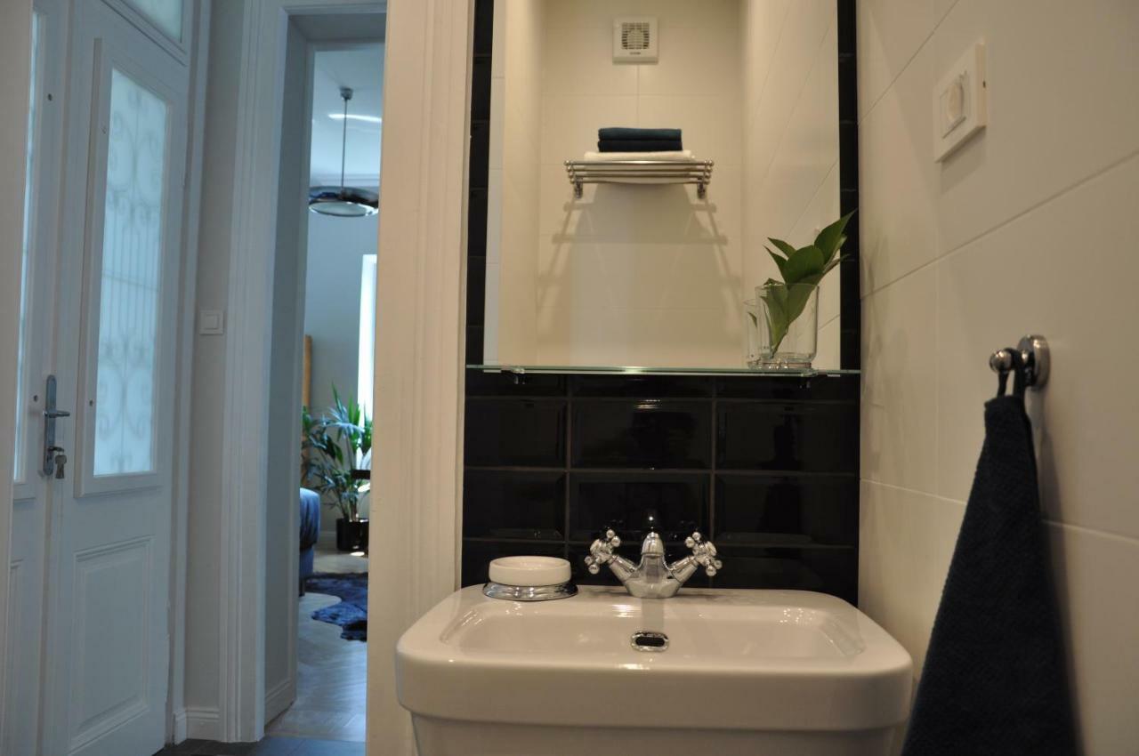 Deluxe Beachfront Apartment Klara, Laurana Esterno foto